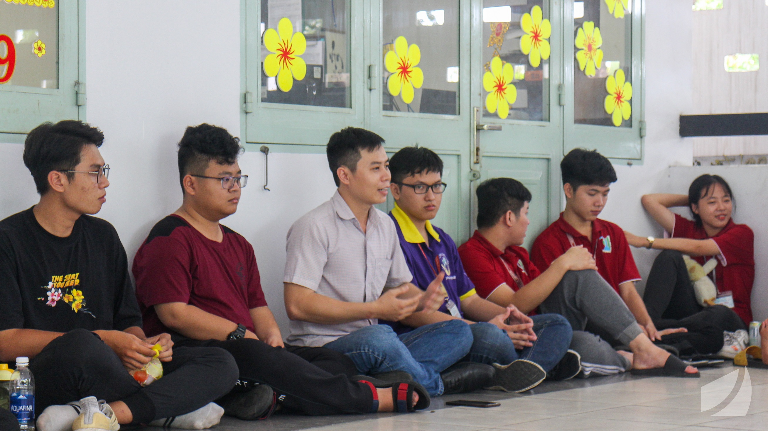 Anh Nguyễn Văn Tịnh tạo không gian chia sẻ gần gũi khi trực tiếp ngồi giữa các bạn cán bộ Đoàn - Hội các cấp