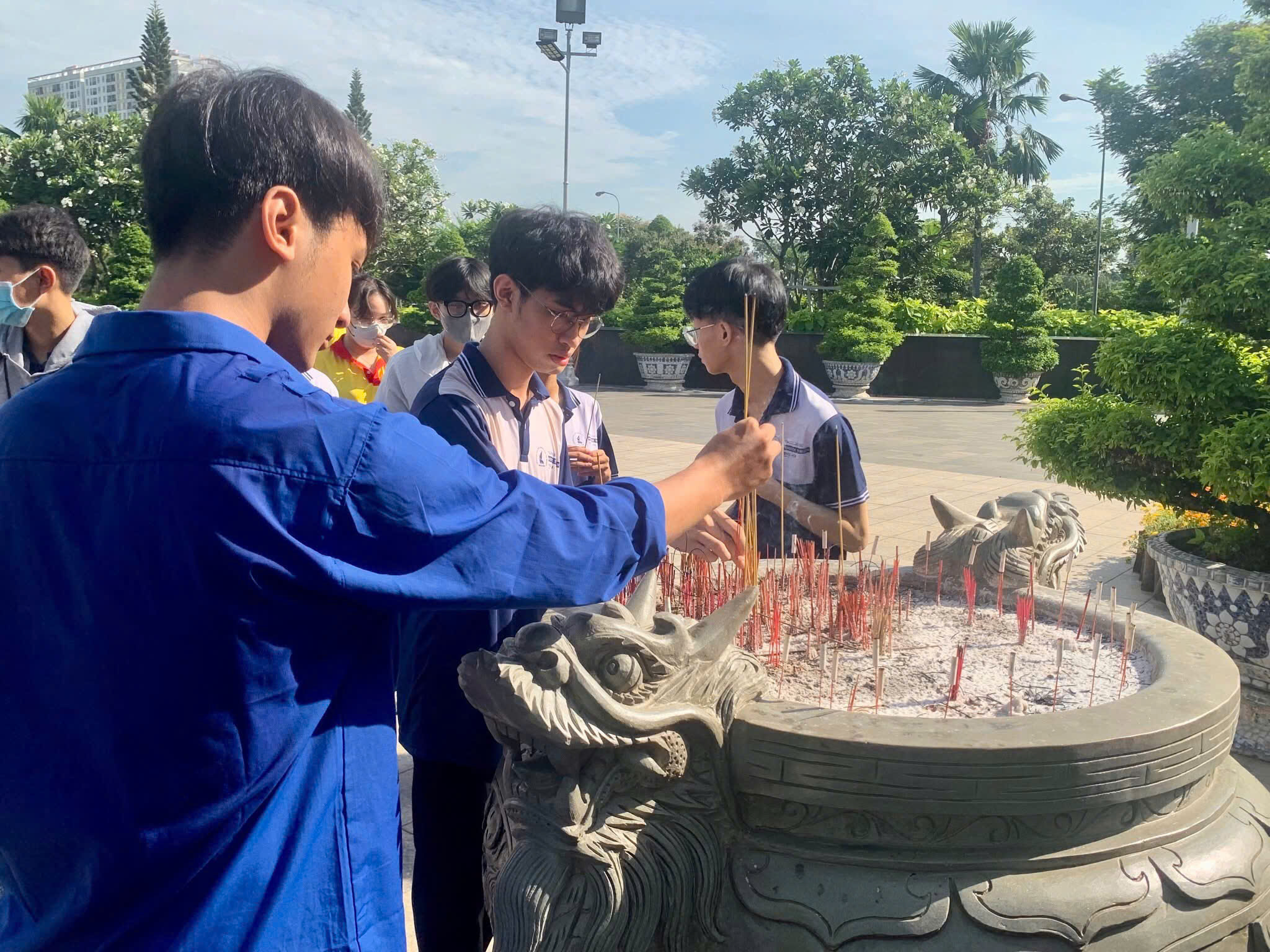 Đoàn Trường Chỉ Đạo Đoàn Khoa Khoa học và Công nghệ Vật liệu Tổ Chức Ngày Chủ Nhật Xanh 157 với Chủ Đề “Nhớ Về Cội Nguồn” "Ảnh 1"